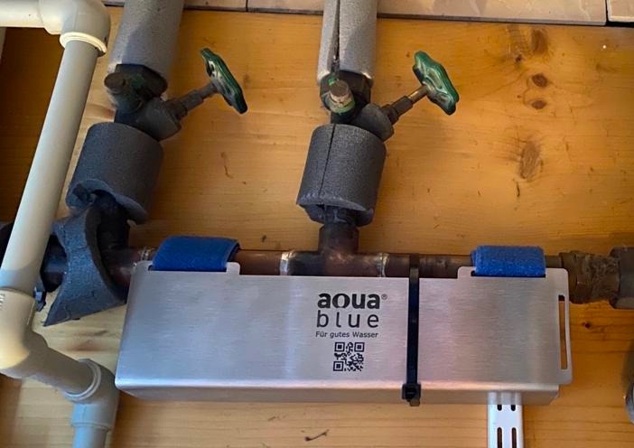 aqua blue AB 1025 an einer Kupferleitung montiert mit Kabelbindern und Klebebändern