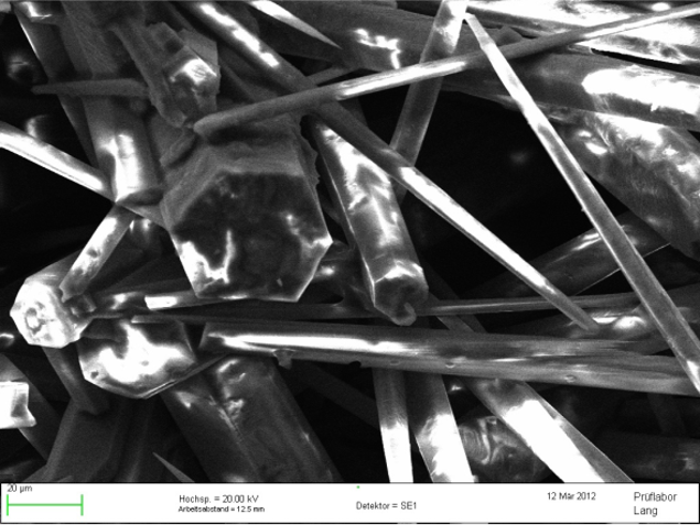 Mikroskop-Aufnahme von Aragonit-Kristallen: Nadelförmige Kristalle in chaotischer Anordnung.