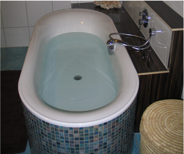 Foto einer Badewanne, gefüllt mit blau schimmerndem Wasser