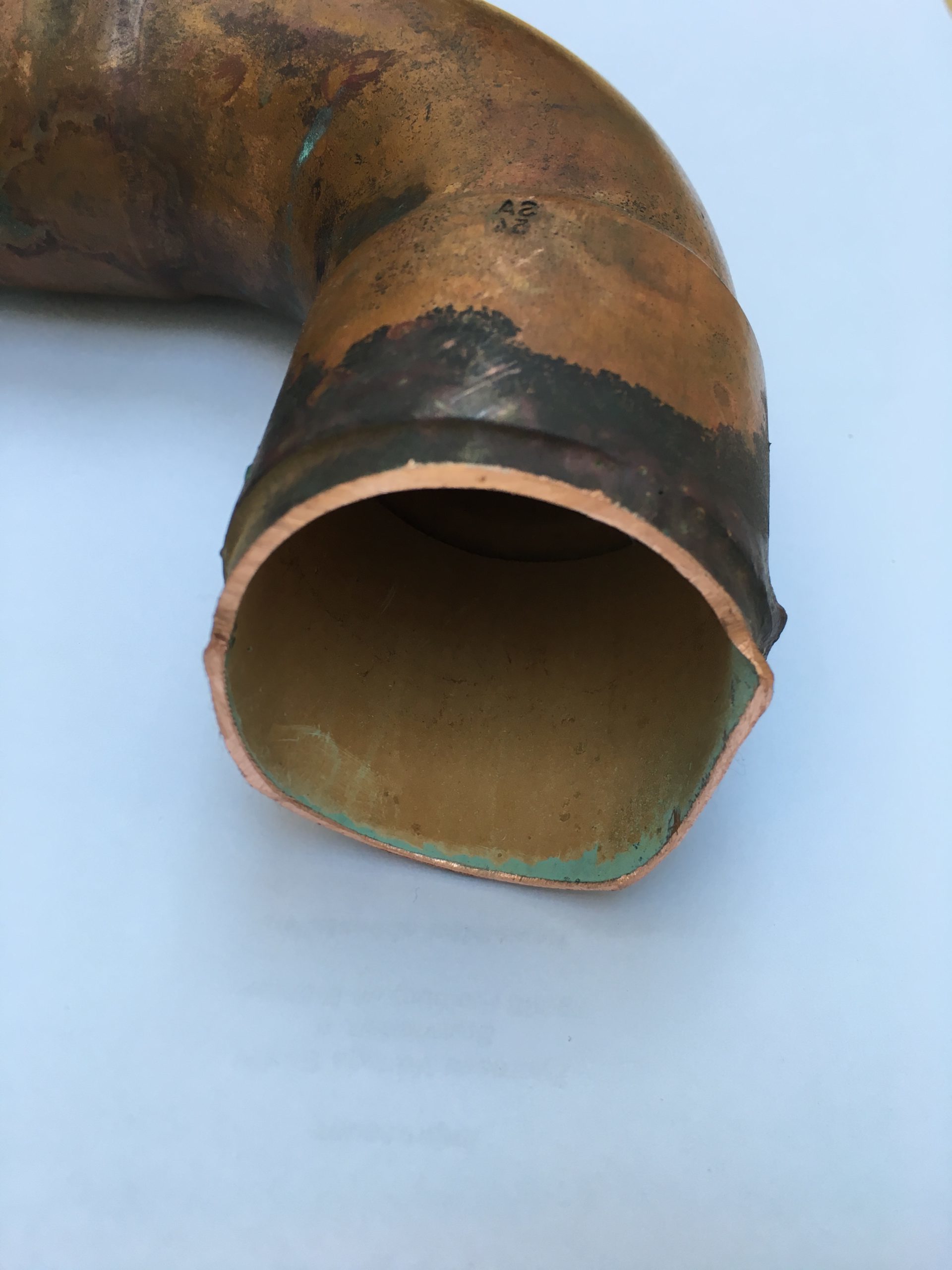 Foto eines Rohrstücks aus Kupfer, 2 Zoll Durchmesser nahezu frei von Kalkablagerungen
