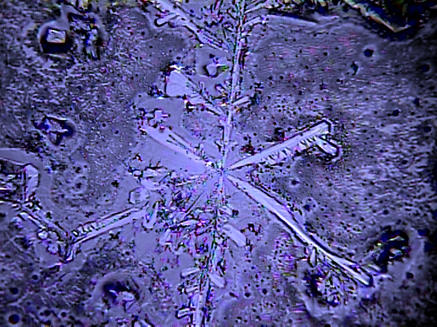 Foto eines Kristalls mit aqua blue nach der Hagalis Methode