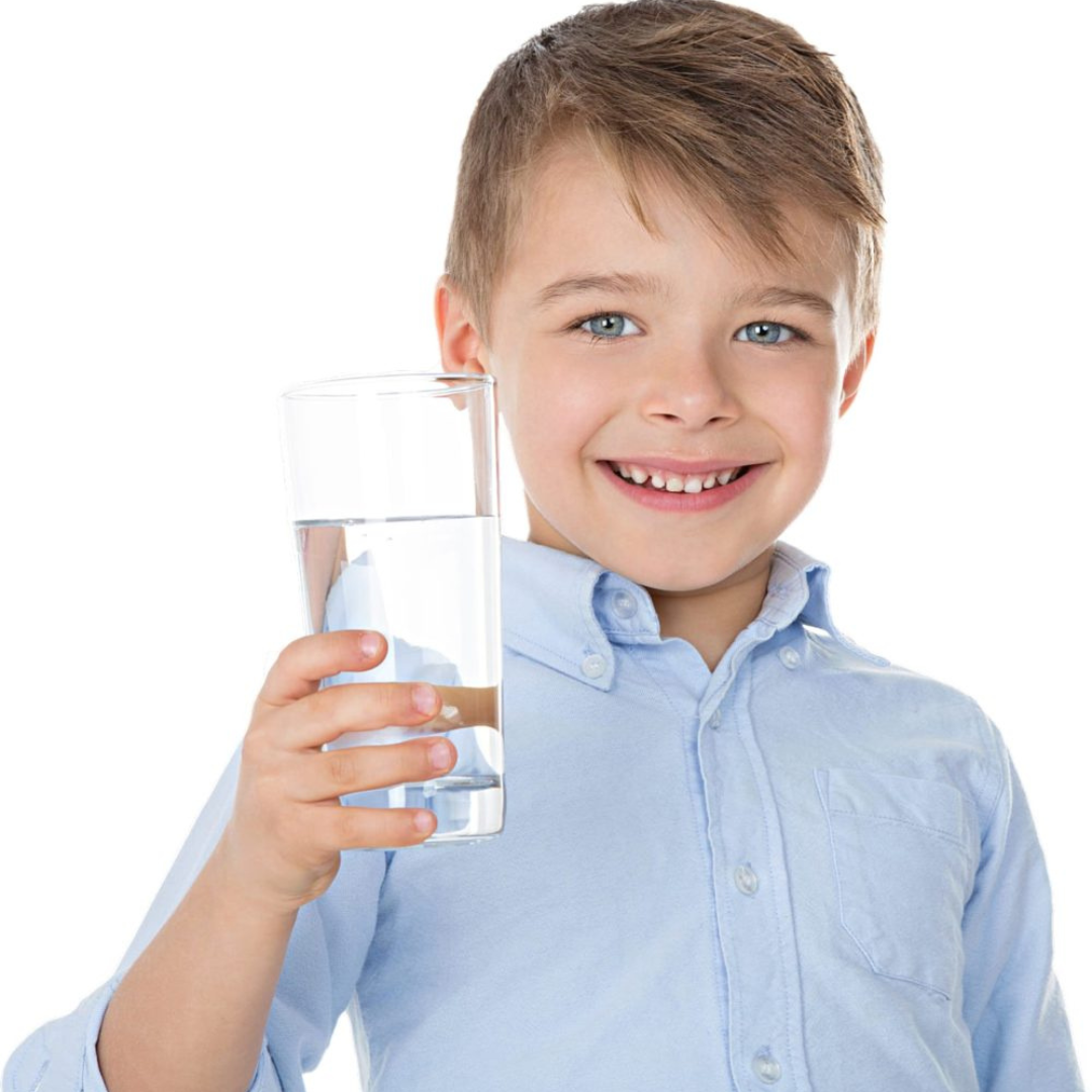 glücklicher Junge trinkt frisches Wasser